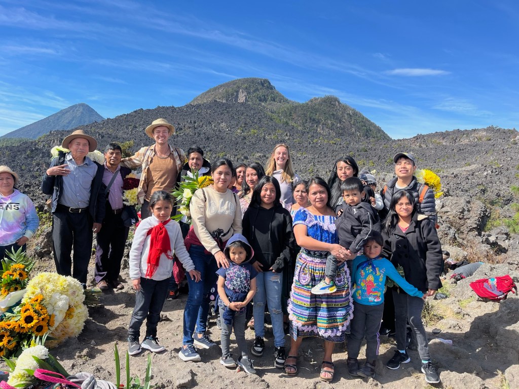 Lopende door de valleien van de Wadi Rum woestijn, de plek waar eeuwenlang  filosofen naar toe gingen om wijsheid op te halen die in de wereld van  allerdag verscholen blijft. De rotsen, de wind, de ..., image size:1024x768